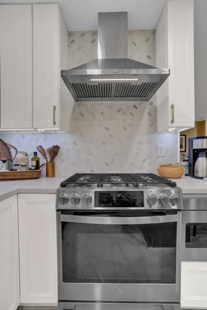 Bright Kitchen with a Navy Island - Ellicott City