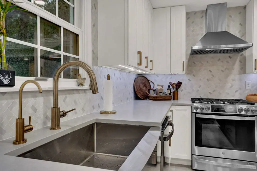 Bright Kitchen with a Navy Island - Ellicott City