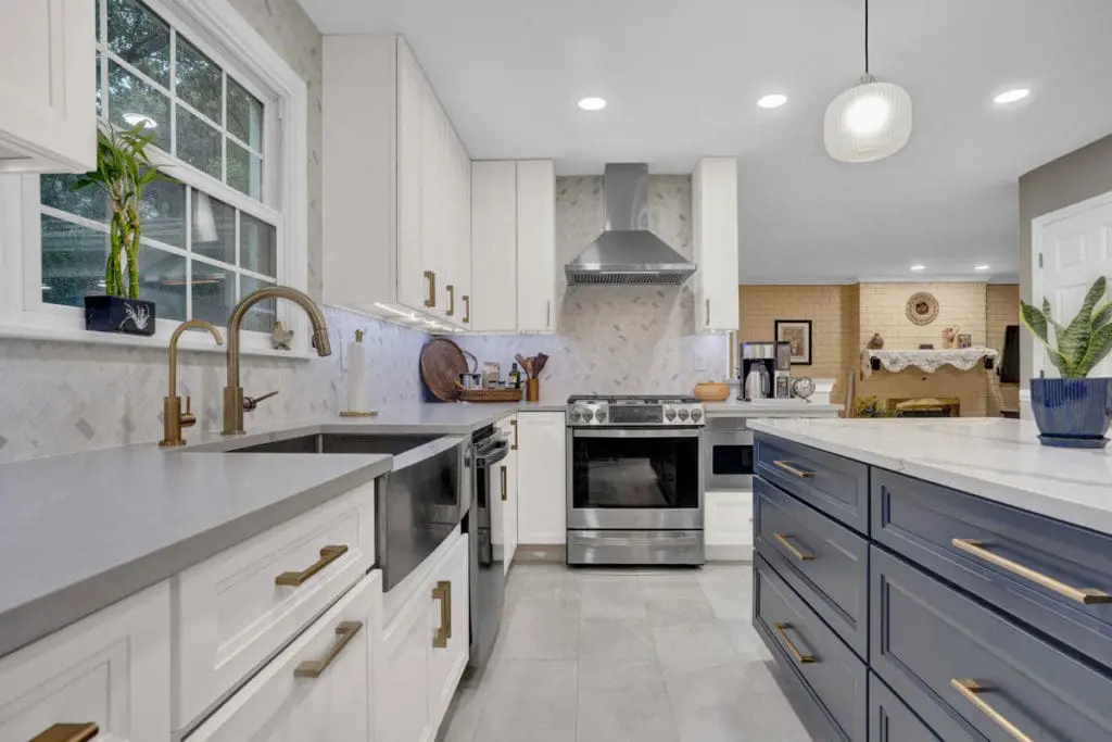 Bright Kitchen with a Navy Island - Ellicott City